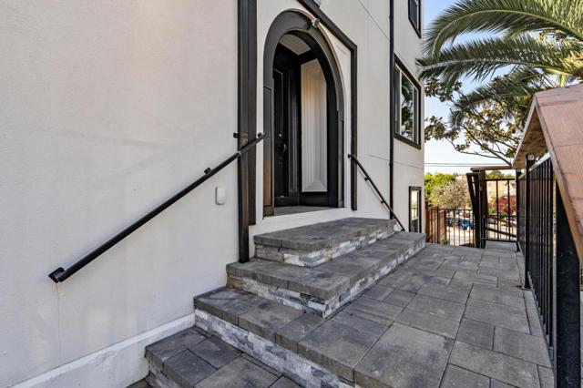 252 Euclid Avenue, Oakland CA: https://media.crmls.org/mediaz/048af7af-45b9-4480-90fd-1d0f634a87e0.jpg