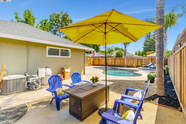 4666 Shearwater Rd, Pleasanton CA: https://media.crmls.org/mediaz/048b232b-6759-491b-afe7-c44e6aae7489.jpg