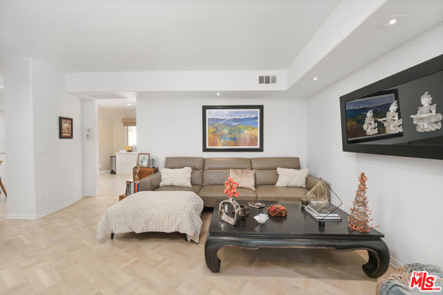 1708 Clear View Drive, Beverly Hills CA: https://media.crmls.org/mediaz/048b3ae9-10b0-489e-a082-6780195bbc23.jpg
