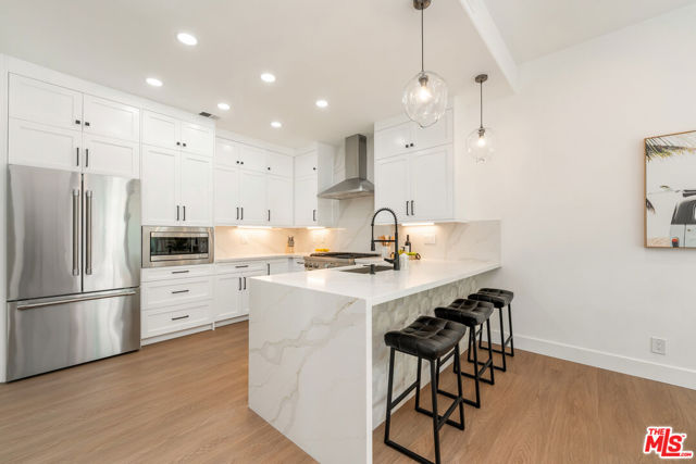 6453 Zuma View Place, Malibu CA: https://media.crmls.org/mediaz/048d1e6f-341b-4aa0-b65d-e1a1672c5fa4.jpg