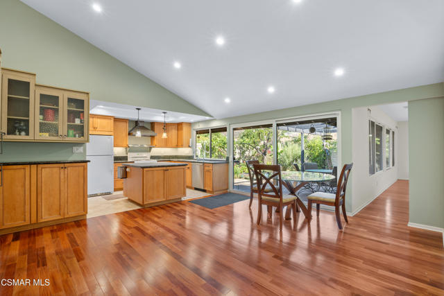 1641 Trafalgar Place, Westlake Village CA: https://media.crmls.org/mediaz/048d6752-0672-49f6-96d4-759b3d4923e7.jpg
