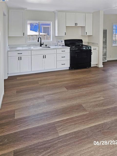 1130 61St Ave, Oakland CA: https://media.crmls.org/mediaz/048e1631-6fd3-4571-a163-a3fe42cac949.jpg
