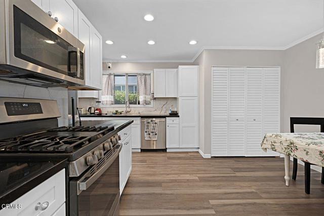 1127 Douglas Avenue, Oxnard CA: https://media.crmls.org/mediaz/048ed8be-521d-4da8-84d4-1bba0ac16084.jpg
