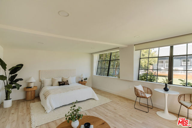 2709 S Harcourt Avenue, Los Angeles CA: https://media.crmls.org/mediaz/048edb49-eccf-4830-88e9-11bf1fe5daa6.jpg