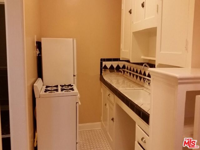 649 N Rossmore Avenue, Los Angeles CA: https://media.crmls.org/mediaz/048ee860-cdea-49ee-abf4-4ed5a7bdf4be.jpg
