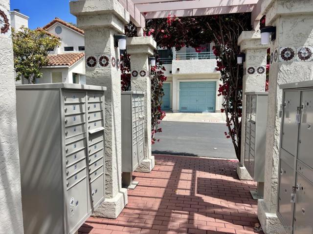 9995 Scripps Westview Way, San Diego CA: https://media.crmls.org/mediaz/048f2657-8976-4c8b-b7d2-65516849c408.jpg