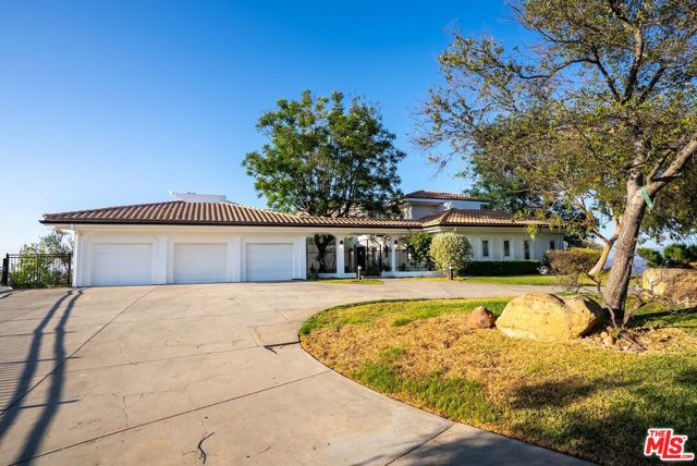 21965 Saddle Peak Road, Topanga CA: https://media.crmls.org/mediaz/048ffa7f-c097-44ee-993d-5852503063a9.jpg