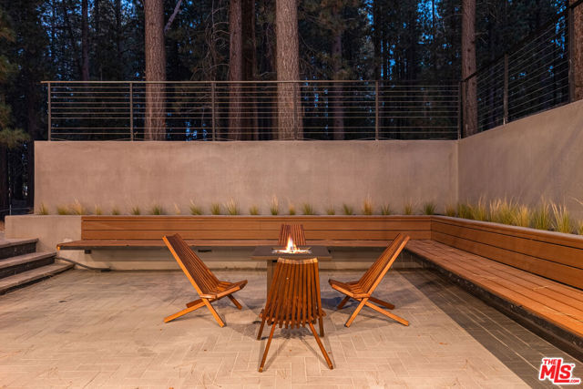42421 Evergreen Drive, Big Bear CA: https://media.crmls.org/mediaz/04902878-73d2-429a-82b9-79688a13d366.jpg