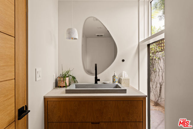 2341 Wilson Avenue, Venice CA: https://media.crmls.org/mediaz/04908c50-62cb-4ec8-acc0-2ca0b73a65e3.jpg