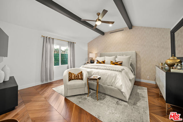 5013 Auckland Avenue, Toluca Lake CA: https://media.crmls.org/mediaz/04916c3a-61de-4bdd-9209-ed978877fefa.jpg