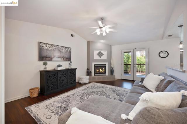 3196 Sudbury RD, Cameron Park CA: https://media.crmls.org/mediaz/04918637-2182-48a3-abed-b047c85c9932.jpg