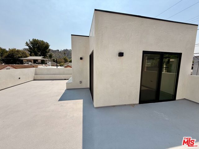 2427 Shoredale Avenue, Los Angeles CA: https://media.crmls.org/mediaz/0492a11c-65bb-48a8-ad14-390777a4a3cd.jpg