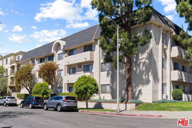1831 Prosser Avenue, Los Angeles CA: https://media.crmls.org/mediaz/0492d8d7-9c12-4d37-b28d-d1d1ea6bedd5.jpg