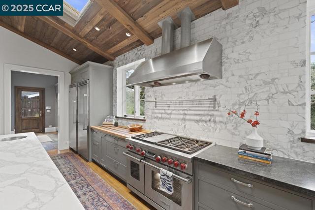 15 Cascade Ln, Orinda CA: https://media.crmls.org/mediaz/04937ec2-921b-43e7-9eea-cfe77e795410.jpg