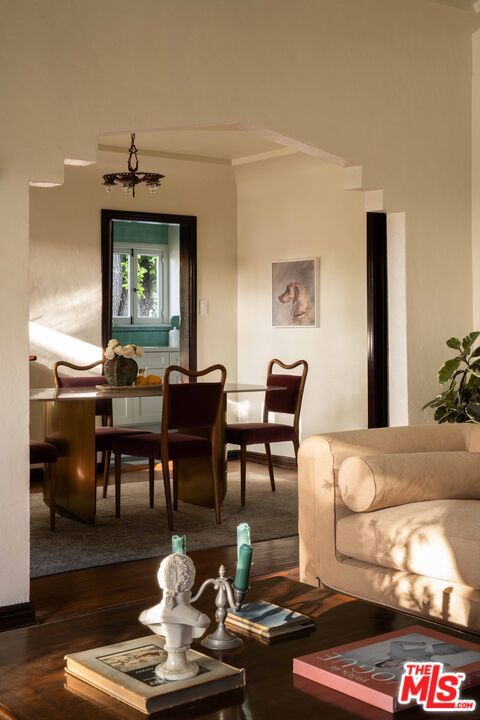 4331 4th Avenue, Los Angeles CA: https://media.crmls.org/mediaz/0493d1e8-a9f8-472c-bb31-cd438254651f.jpg