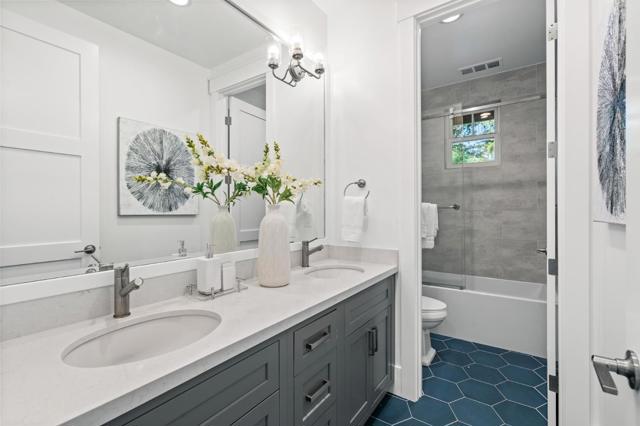 2002 Sunnyview Lane, Mountain View CA: https://media.crmls.org/mediaz/0494803c-f597-45c7-a011-5fc1719c52da.jpg