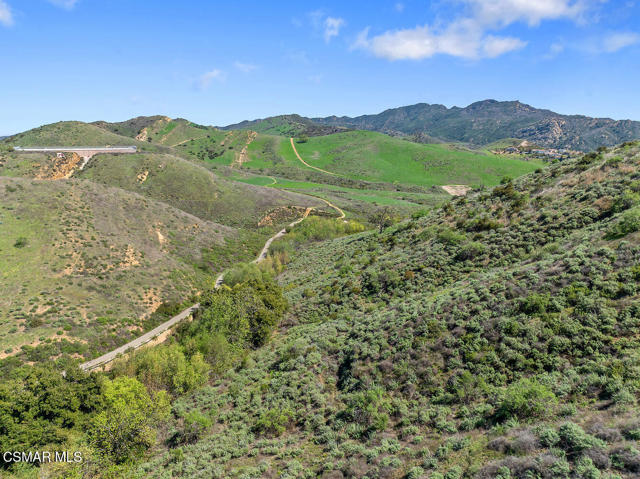 3034 Heavenly Ridge Street, Thousand Oaks CA: https://media.crmls.org/mediaz/0494daf1-b57c-4407-8705-ec22409c3ccd.jpg