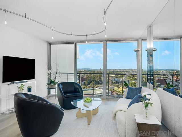 1720 Avenida del Mundo, Coronado CA: https://media.crmls.org/mediaz/0494f665-d388-40a0-aada-c565a5004ec4.jpg