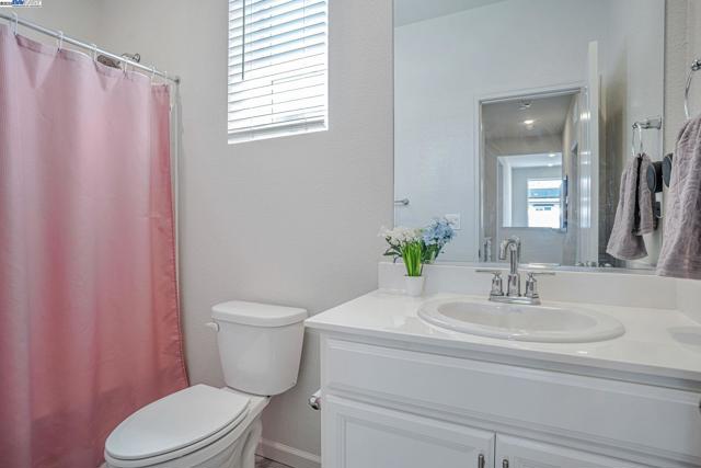 859 Helmsley Dr, Vacaville CA: https://media.crmls.org/mediaz/04951698-d866-4044-ba31-6f4d35fd8bdc.jpg