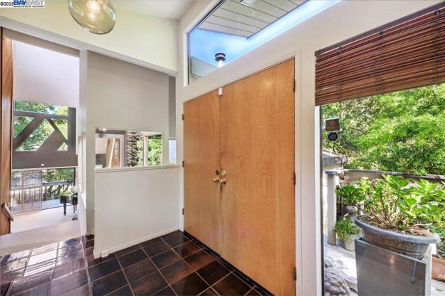 391 Oak Ln, Pleasanton CA: https://media.crmls.org/mediaz/0497256d-ed07-4eca-8fd2-bd013353eebc.jpg
