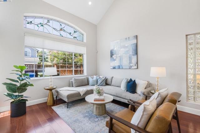 5373 Shamrock Cmn, Fremont CA: https://media.crmls.org/mediaz/04976fdf-5268-4392-88bc-0a03e570bc7e.jpg