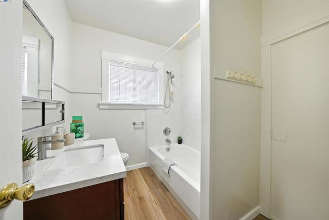 2539 Grande Vista Ave, Oakland CA: https://media.crmls.org/mediaz/0497bb7a-043f-4a65-bdb8-e7f02a38dd4f.jpg