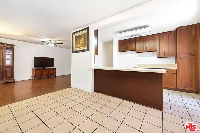 2912 5th Avenue, Los Angeles CA: https://media.crmls.org/mediaz/04984000-7210-4af2-8074-b27aa3bb2b32.jpg