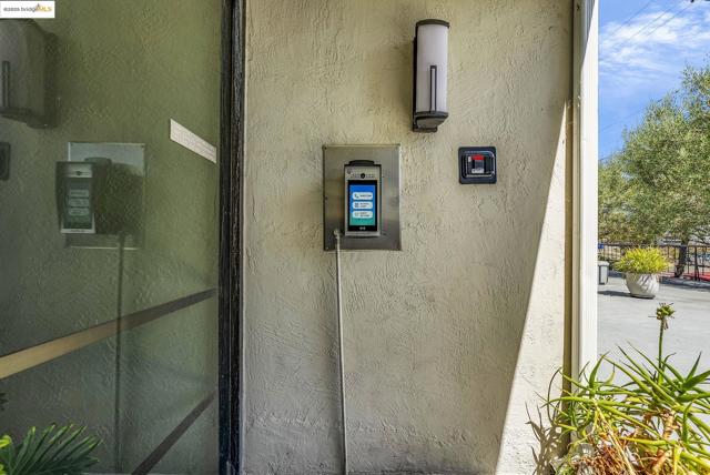 567 Oakland Ave., Oakland CA: https://media.crmls.org/mediaz/0498e49d-49b5-4a13-890d-4622925de78d.jpg