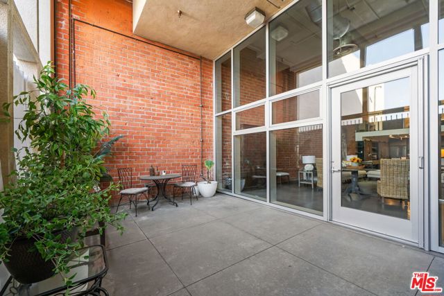 120 S Hewitt Street, Los Angeles CA: https://media.crmls.org/mediaz/049957c6-08dc-49f7-abd8-594c542a3fb4.jpg