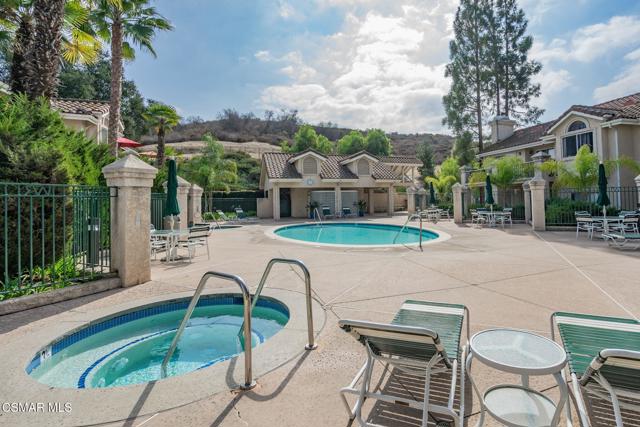 271 Augustine Way, Simi Valley CA: https://media.crmls.org/mediaz/04997989-e772-438e-8c51-3583d7f4267b.jpg