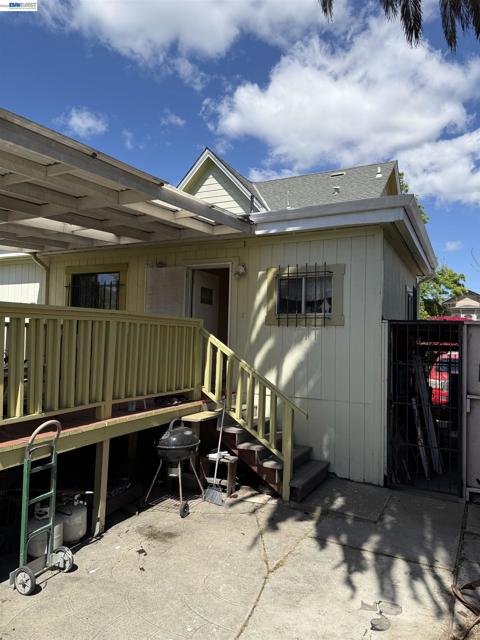 663 25TH Street, Oakland CA: https://media.crmls.org/mediaz/049a8ba8-b839-4e2c-8bc2-bfcae6025be1.jpg