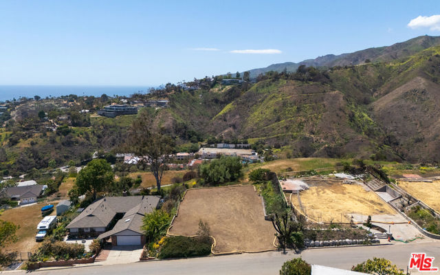 729 Enchanted Way, Pacific Palisades CA: https://media.crmls.org/mediaz/049b04f5-883b-41c6-bf01-e9ccc2f0da9f.jpg