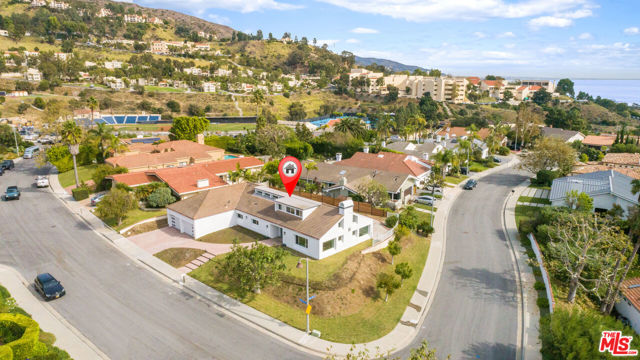 3536 Malibu Country Drive, Malibu CA: https://media.crmls.org/mediaz/049c7be5-4198-4cbf-8552-9c8fe1411e5b.jpg