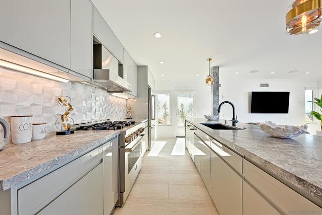 303 Sea Lane, La Jolla CA: https://media.crmls.org/mediaz/049c9eed-8bef-4bd0-9449-bf23a2f4a371.jpg
