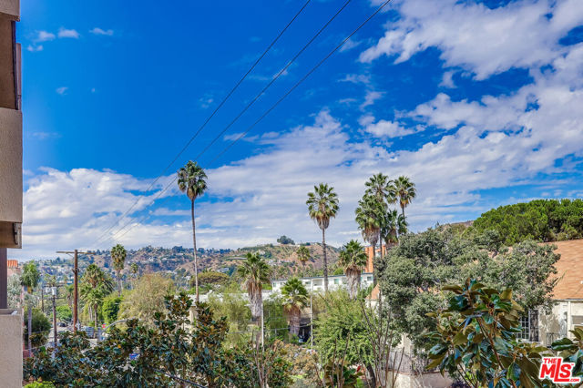 7320 Hawthorn Avenue, Los Angeles CA: https://media.crmls.org/mediaz/049cd8f7-5377-4a0b-bed0-32857954cf1e.jpg