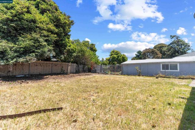 1406 Monterey St, Richmond CA: https://media.crmls.org/mediaz/049ce3be-09ae-474f-9687-5ff253e04f0a.jpg