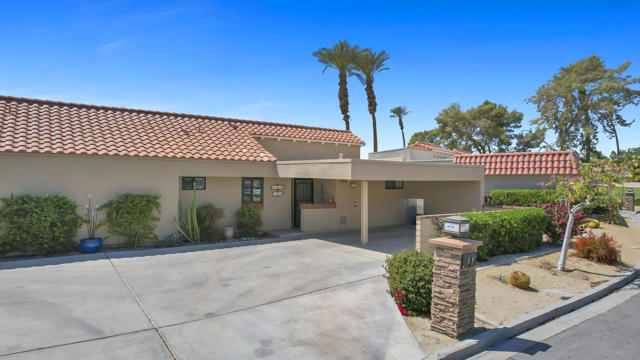 41531 Peach Tree Court, Palm Desert CA: https://media.crmls.org/mediaz/049d4461-6c19-481d-b33b-b8568c69533e.jpg