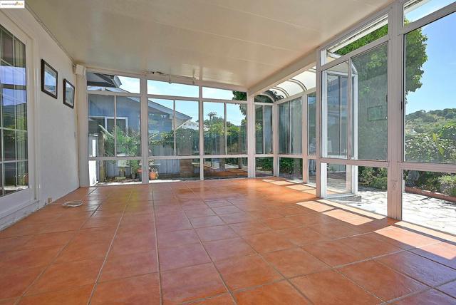 44 Oak Hill Cir, Oakland CA: https://media.crmls.org/mediaz/049d8622-af5b-4080-89e5-eda79ef5c605.jpg