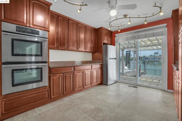 5260 Laguna Ct, Discovery Bay CA: https://media.crmls.org/mediaz/049e346d-6623-4f5a-87cc-fe3936110368.jpg
