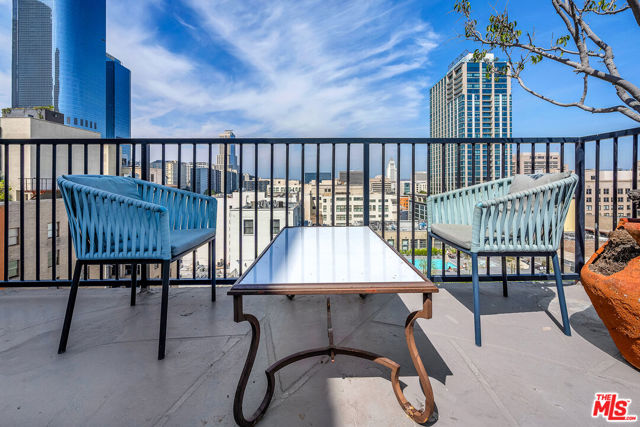 312 W 5th Street, Los Angeles CA: https://media.crmls.org/mediaz/049e4d70-11fe-4b2a-b6a9-530da33de0d3.jpg