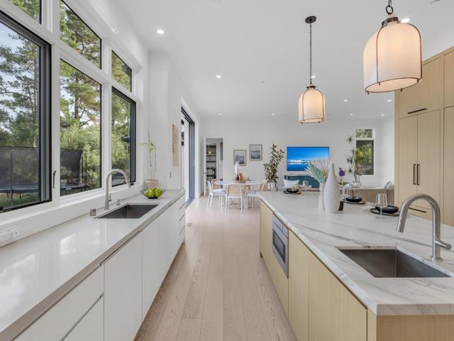 60 Glengarry Way, Hillsborough CA: https://media.crmls.org/mediaz/049e92c6-009d-4cc4-892e-c330cfdd3941.jpg