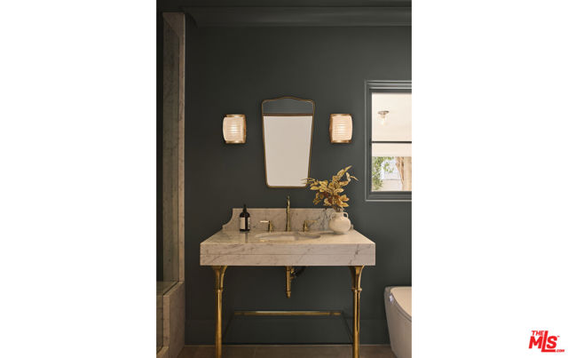 624 N Arden Drive, Beverly Hills CA: https://media.crmls.org/mediaz/049ea20c-761c-4e44-a972-697721138708.jpg