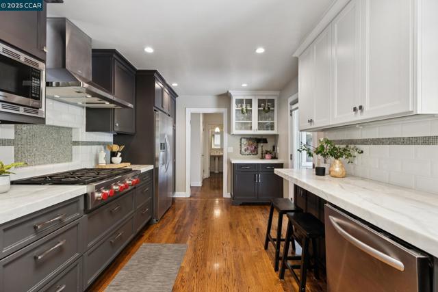 3081 Walnut Blvd, Walnut Creek CA: https://media.crmls.org/mediaz/049eec66-31c6-4418-aa1e-15ccbda1b968.jpg