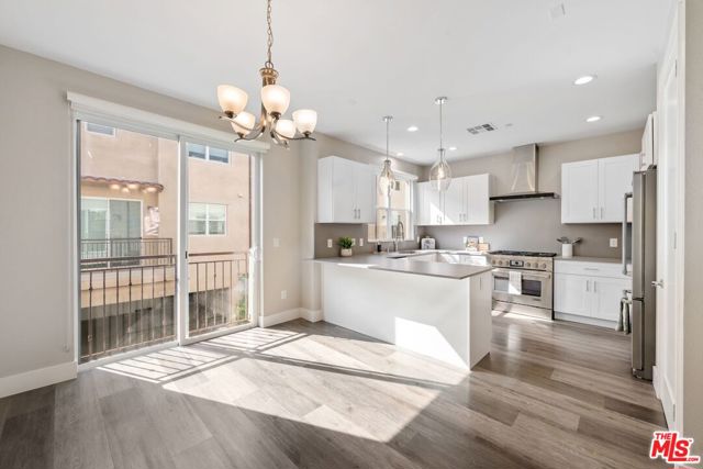 4454 Paxton Place, Calabasas CA: https://media.crmls.org/mediaz/049f178c-16ef-4e18-97c9-b297f3faeb2c.jpg
