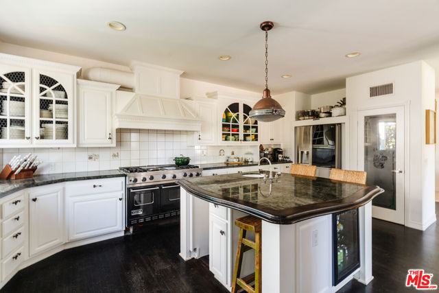 4244 Balcony Drive, Calabasas CA: https://media.crmls.org/mediaz/049f296e-61e5-42d1-9b78-8b69fb8088fb.jpg