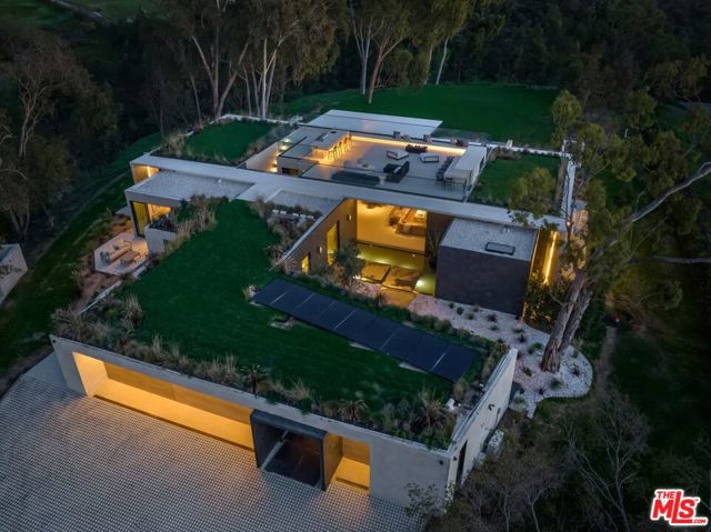 29200 Larkspur Lane, Malibu CA: https://media.crmls.org/mediaz/049f71a9-35db-441a-9a56-a8cd976c999b.jpg