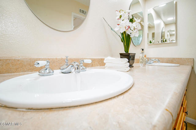 2111 Peak Place, Thousand Oaks CA: https://media.crmls.org/mediaz/049fa82f-f6fa-47fd-9939-6e8c203c372e.jpg
