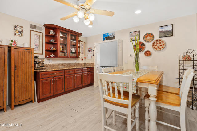 1455 Calle Colina, Thousand Oaks CA: https://media.crmls.org/mediaz/04a03bed-ae4d-44d2-b770-5573e4adb28f.jpg