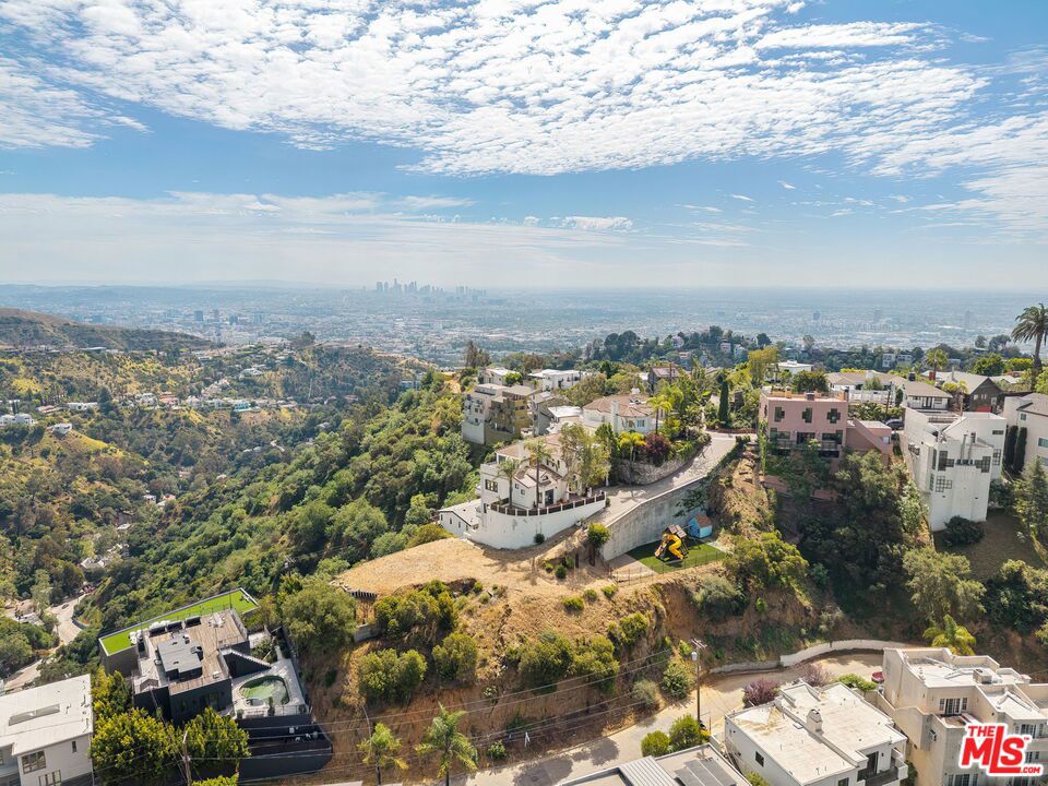 2131 Kew Drive — architectural residence