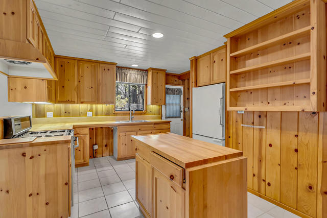 52551 Pine Ridge Road, Idyllwild CA: https://media.crmls.org/mediaz/04a0a3b4-a80e-4ec4-8cec-fbceb1f796a9.jpg